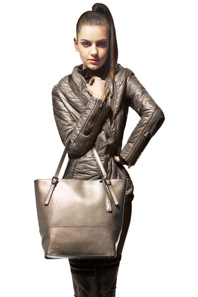 Tasche  aus geprägtem Metallic-Rindleder von ABRO <br />Outfit: Beate Heymann